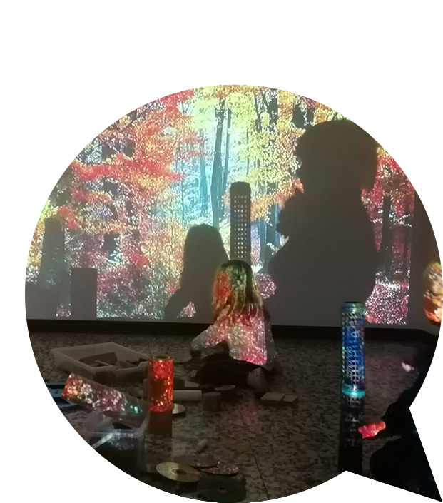 Foto Ombre dei bambini sul muro con proiezione di foto